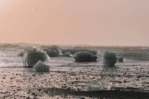 Diamond Beach in IJsland: een zwart strand vol ijsschotsen